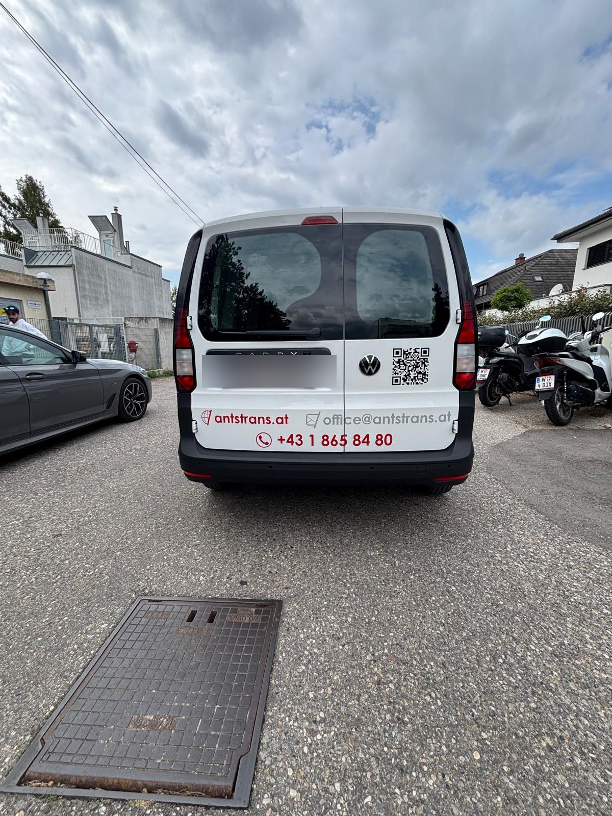 Transporter mit Beschriftung ANTS-TRANS – Heckansicht