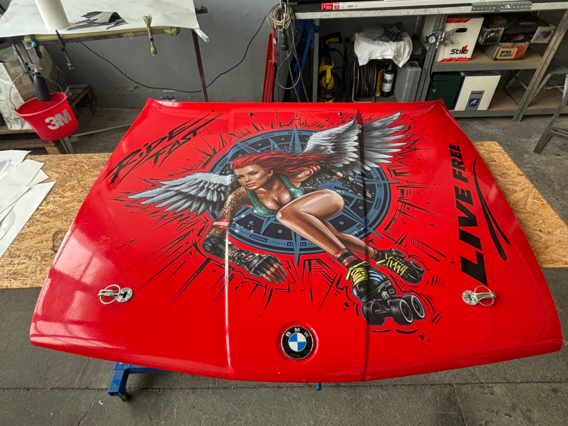 BMW Motorhaube mit foliertem Airbrush-Design