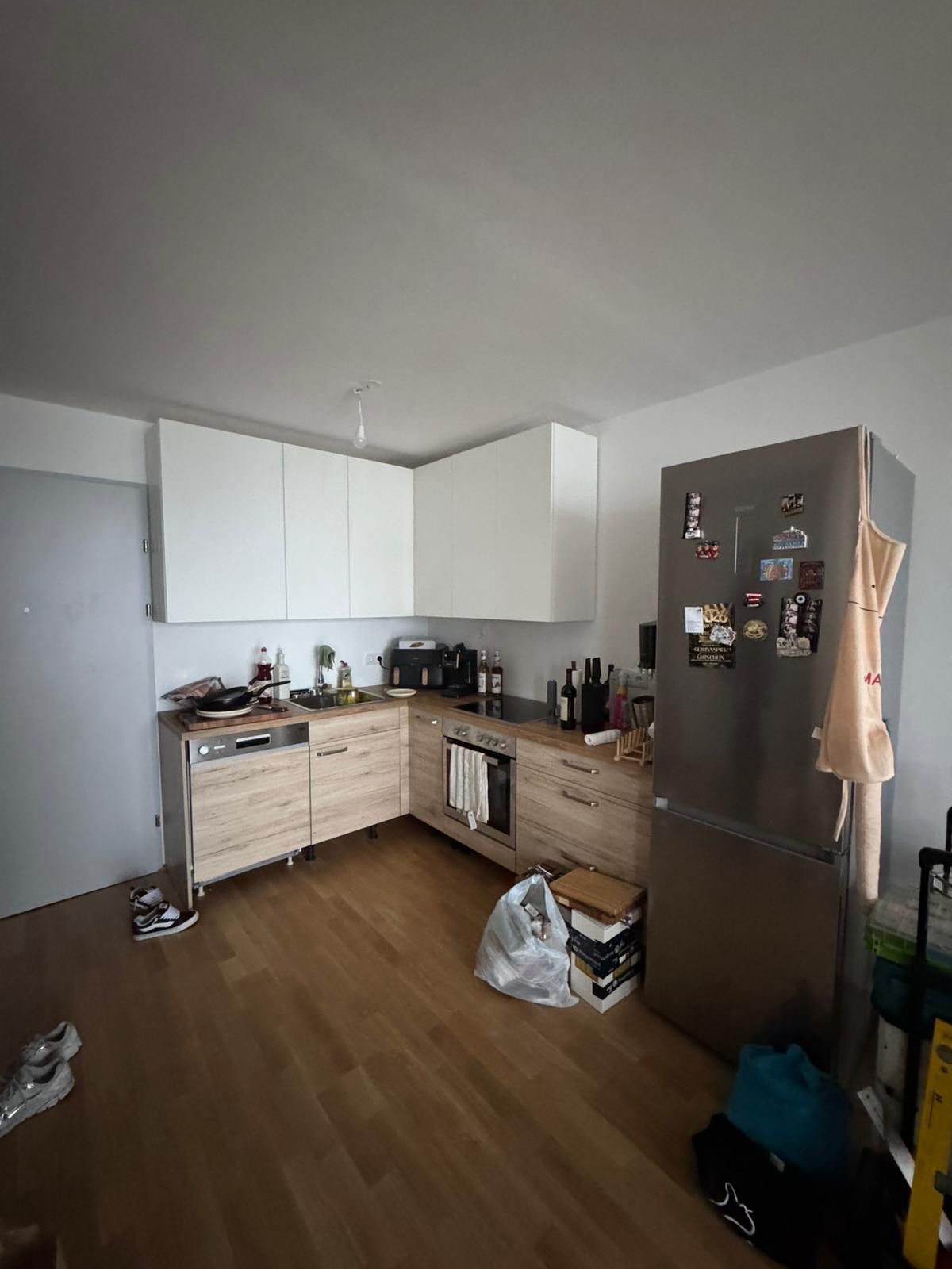 Küche vor der Folierung mit weißen und Holzfronten