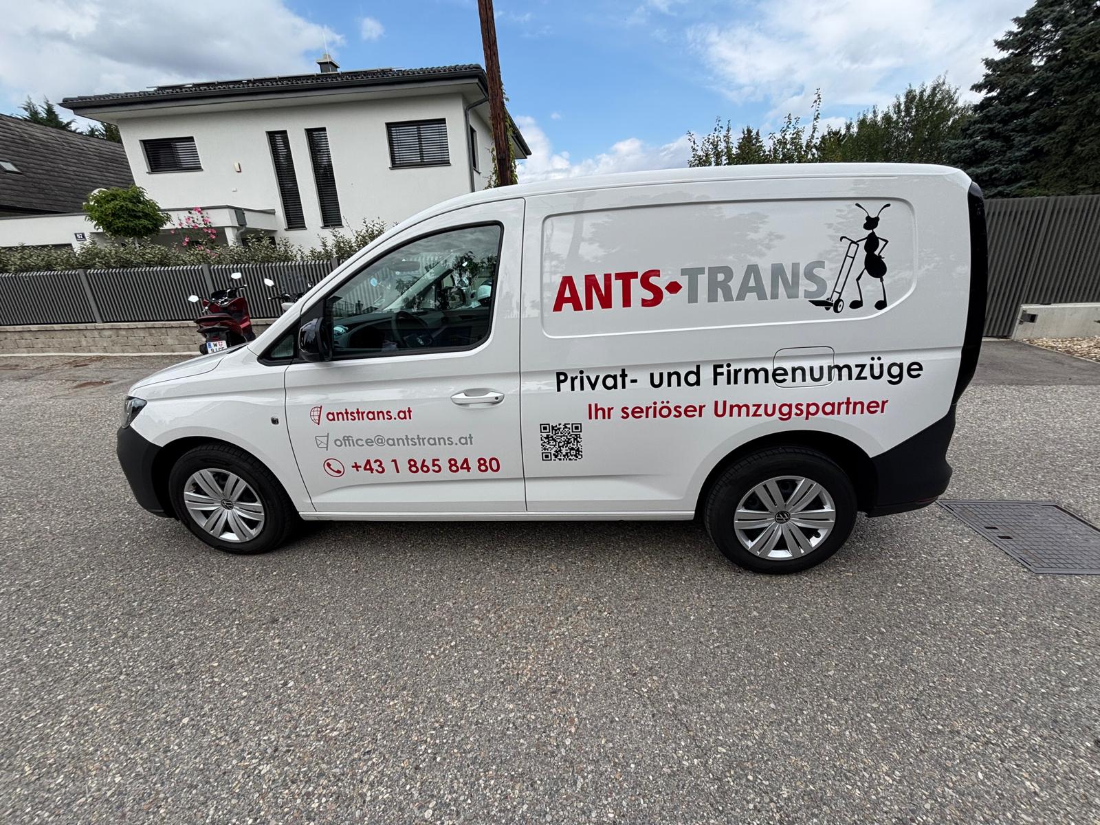 Transporter mit Beschriftung ANTS-TRANS – Seitenansicht