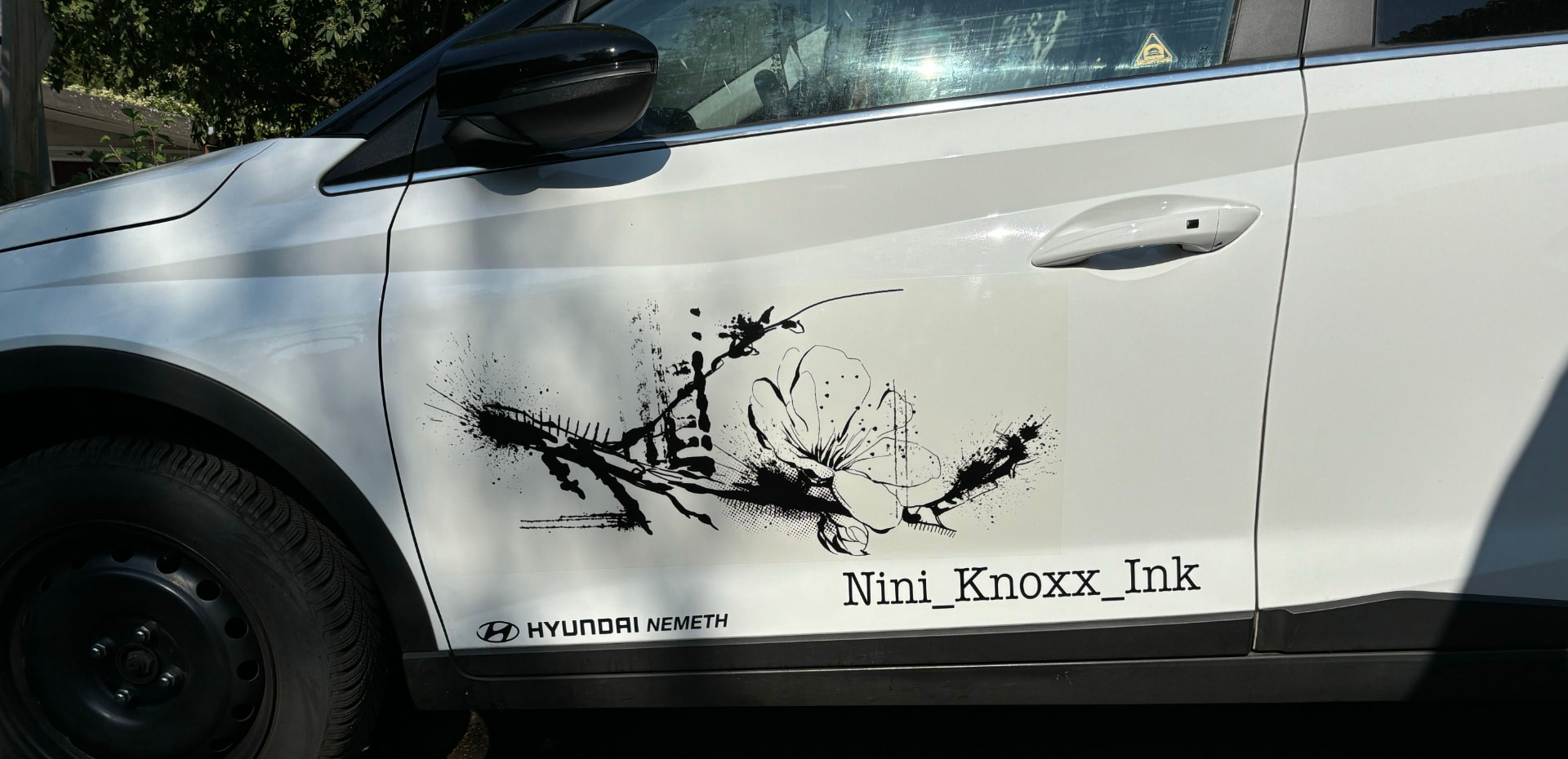 Fahrzeugtür mit Ink-Design und Schriftzug Nini_Knoxx_Ink